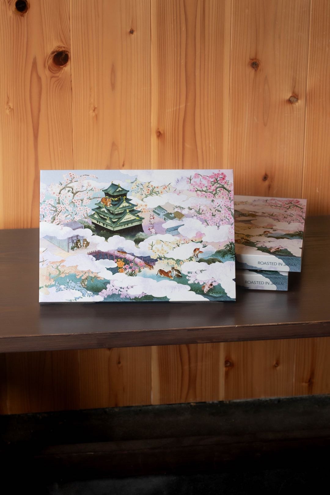 木の壁面とベンチの上に、アート作品のような小さな展示物が置かれている店内写真。