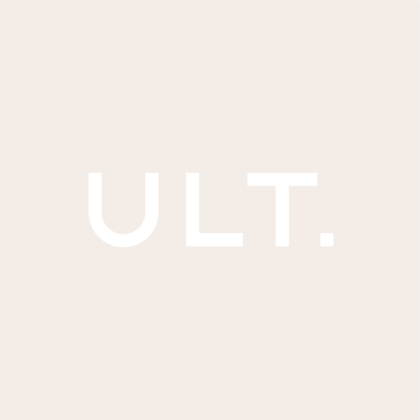 淡いベージュ地に白文字でULT.と記されたULT Coffee Roastersのロゴ画像。PR TIMES掲載画像。